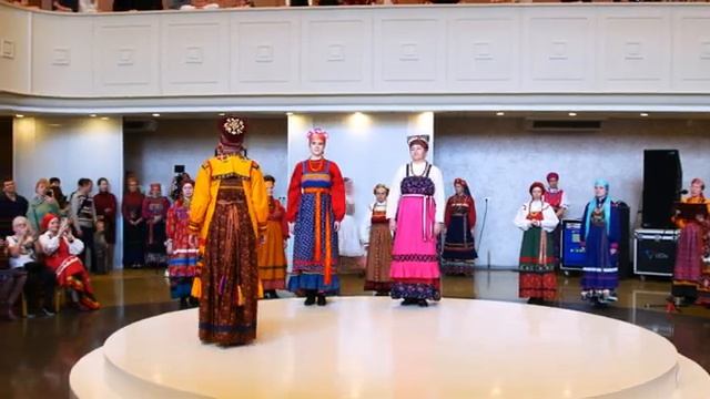 Дефиле в народных костюмах; Живая традиция, 1.5.2022 смотреть онлайн