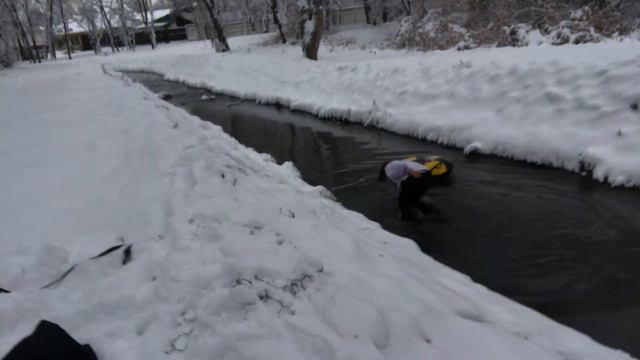 Мы с Настей пошли кататся на балонах но она упала в речку смотреть онлайн