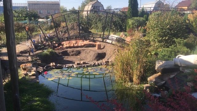 Мост через пруд. Установили каркас на бетонный фундамент и покрасили в полуматовый чёрный цвет. смотреть онлайн