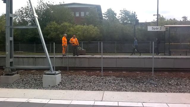 Как в Швеции моют перроны пригородных электричек.