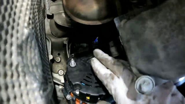 How to replace your alternator in your 2000-2007 C-class Mercedes Benz W203 смотреть онлайн