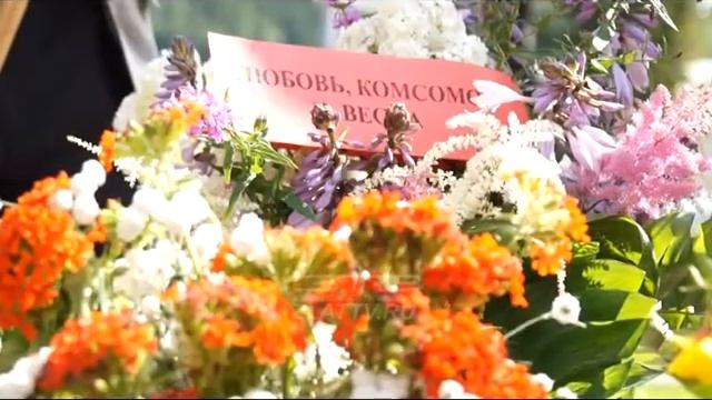 В вихре разноцветных лепестков. В Златоусте прошел вальс цветов в духе ленинского комсомола смотреть онлайн