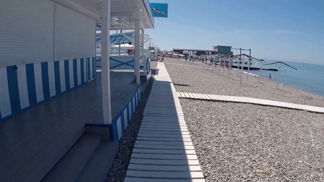 ??Адлер.Пляж Чкаловский и Пляж Причал.Туристы.Погода +26.Цены в Сочи.Отели на набережной.Отдых. смотреть онлайн