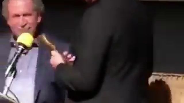 Robert Pattinson accepting the SPOTLIGHT AWARD MVFF42 смотреть онлайн