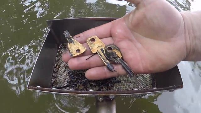 ПОИСК МОНЕТ ЗОЛОТА И СТАРИНЫ ПО ВОДЕ IN SEARCH OF GOLD WITH A METAL DETECTOR IN THE WATER смотреть онлайн