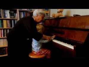 Лемешкина Марианна. 2 года 4 месяца. Музыкальные сказки (фрагмент урока)