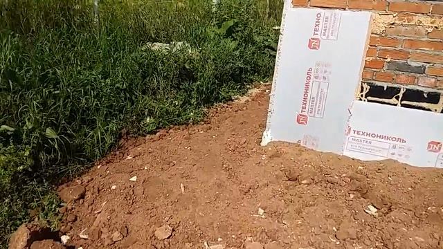 Строю дом из газоблока своими руками. Обратная засыпка фундамента. Раскидываю глину вокруг дома смотреть онлайн