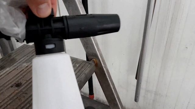 ИСПЫТАЛ МОБИЛЬНЫЙ АППАРАТ ВЫСОКОГО ДАВЛЕНИЯ ВОДЫ. смотреть онлайн