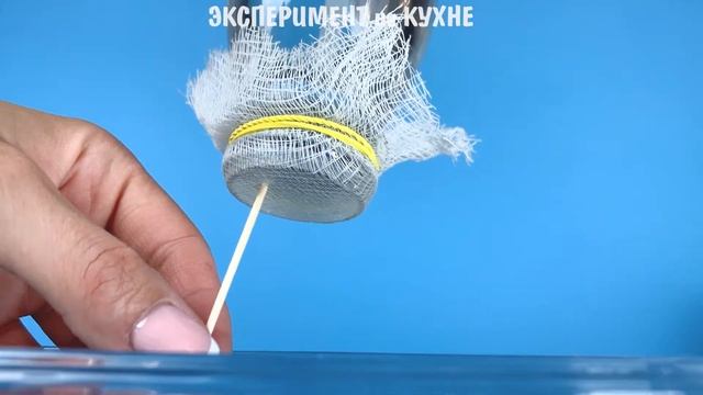 Вода не вытекает из перевернутой бутылки | Опыт с давлением воздуха и поверхностным натяжением воды смотреть онлайн