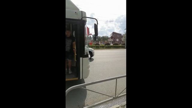 Автобус и троллейбус не поделили дорогу смотреть онлайн