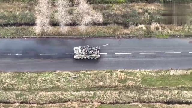 Бойцы народной милиции ДНР разнесли склад БК противника из трофейного танка Т-64БВ. смотреть онлайн