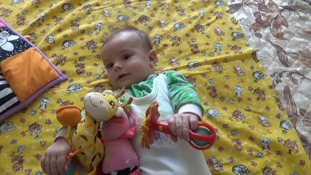 Владик играет в игрушки в 4 месяца, любимы игрушки Vlad Plays With Toys In 4 Months 弗拉德玩玩具中的4个月