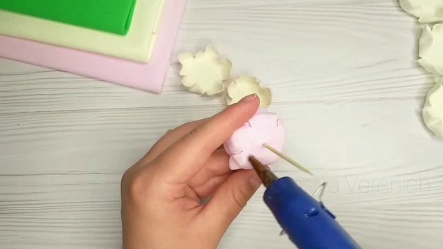 ТРИ ПОТРЯСНЫЕ ИДЕИ? Резиночки из фоамирана своими руками? Цветы из фоамирана? смотреть онлайн