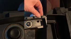 Замена лампочки прикуривателя, снятие подстаканника, шторки подлокотника на Мерседесе w203