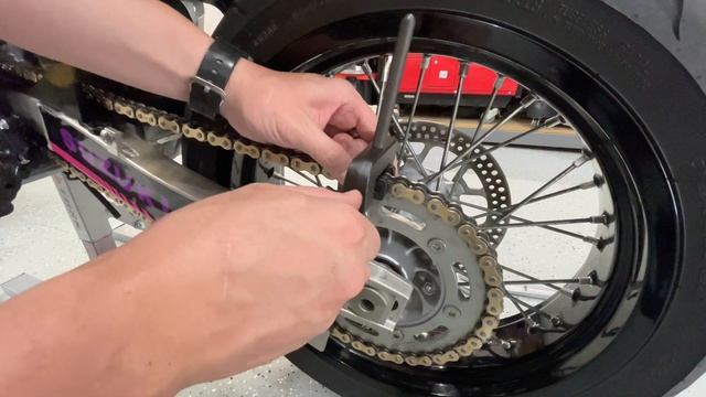 DRZ400SM DID Gold Chain Install! смотреть онлайн