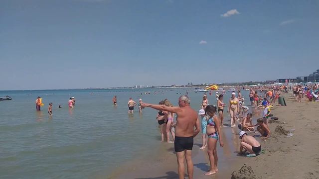 Большое количество отдыхающих. На море штиль. Анапа. 31 июля 2023. смотреть онлайн