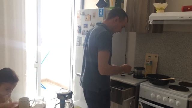 ВЛОГ завтрак с семьёй уборка во дворе смотреть онлайн