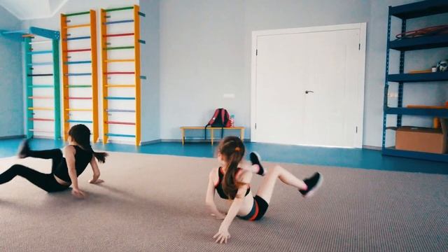 Oreo Veronika готовится к соревнованиям по черлидингу. Хип хоп это очень круто! смотреть онлайн