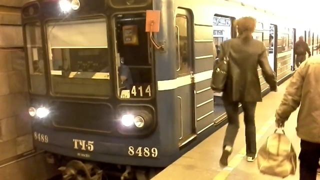 Электропоезд 414 прибывает на ст.метро Ладожская смотреть онлайн