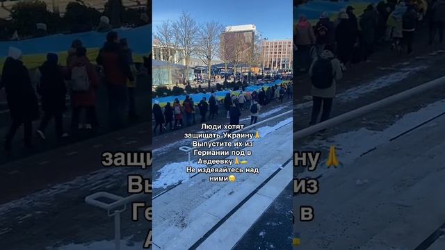 Бедные украинцы, никак не могут выехать на украину из Германии, чтобы защищать свою незалежную смотреть онлайн