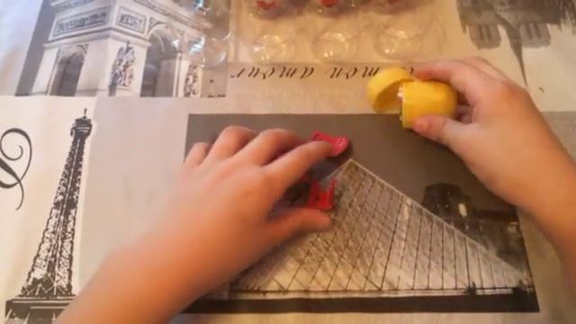 Открываем шоколадные яйца Kinder сюрприз новогоднюю серию