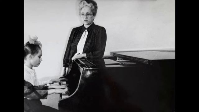 A ma professeure de piano (Посвящение И.В. Иваницкой) смотреть онлайн