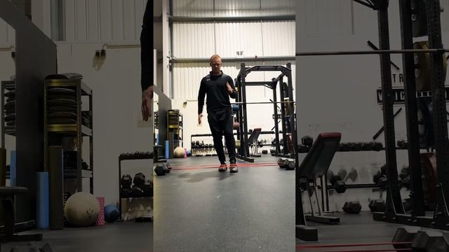 Banded Hip Flexion - Standing смотреть онлайн