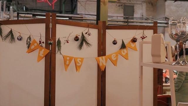 влогмас #:3 новогодняя ярмарка, создаем свечи и пакуем подарки смотреть онлайн