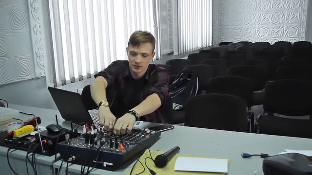 Школьные будни с Александром Погореловым #1 | Актовый зал смотреть онлайн