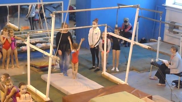 Кристина Гончар 5 лет. Гимнастика. Брусья смотреть онлайн