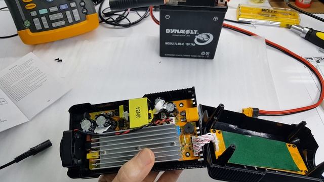 HTRC P20A 12V-24V Smart Battery Charger. Overview and disassembly. смотреть онлайн