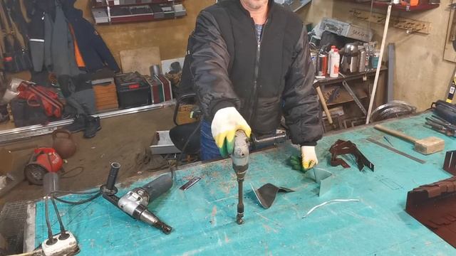 Чем резать металлочерепицу? Или вибропросечные ножницы. смотреть онлайн