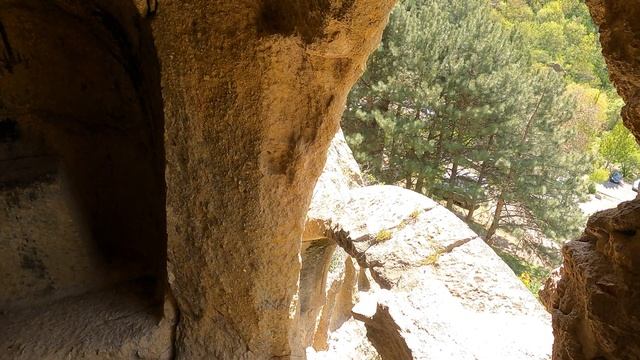 Армения (10): Гегард. Пещеры древнего монастыря | Капибары в бегах # 18 смотреть онлайн