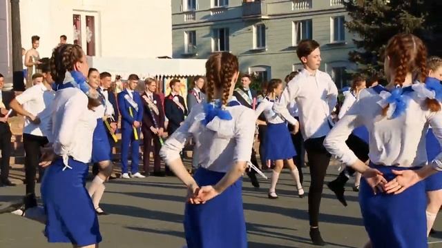 2019 06 21 Линейка выпускников Сибирята Целый мир открыт для нас с тобой смотреть онлайн