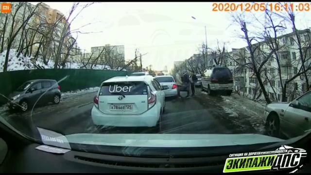 «Кичится, как петух»: таксист во Владивостоке устроил пробку и нарушил ПДД смотреть онлайн