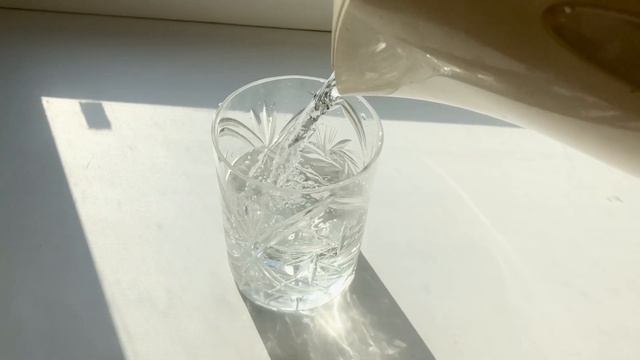 КАК налить ВОДУ в СТАКАН? | HOW to pour WATER into GLASS? смотреть онлайн