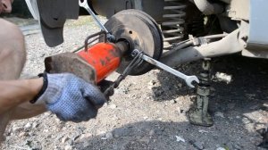 Как снять задний тормозной барабан без съемника