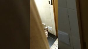 Девочка не умеет вытирать попу ?