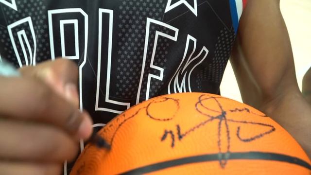 LEVEL 1 to 100 TRICK SHOTS vs HARLEM GLOBETROTTERS! смотреть онлайн