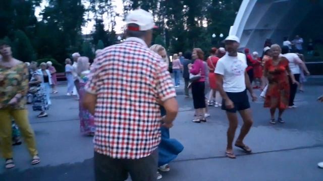 И ОТ ОСЕНИ НЕ СПРЯТАТЬСЯ, НЕ СКРЫТЬСЯ! ТАНЦЫ В ПАРКЕ ГОРЬКОГО ХАРЬКОВ смотреть онлайн