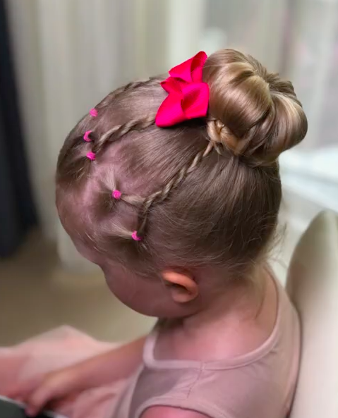 ПРИЧЕСКИ ДЛЯ ДЕВОЧЕК Пучок с жгутами КРАСИВЫЕ ДЕТСКИЕ ПРИЧЕСКИ В САДИК ШКОЛУ.mp4 смотреть онлайн