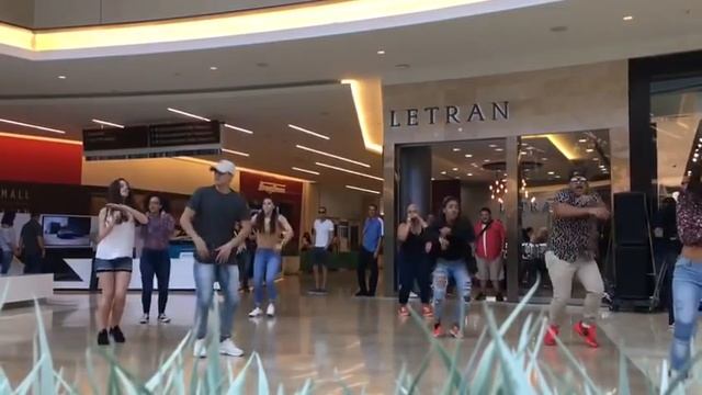 Flash Mob in Mall Of San Juan |"Despacito" - Luis Fonsi ft. Daddy Yankee | Pedro Avilés Choreograph смотреть онлайн