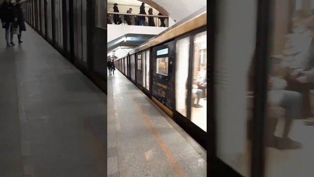 Отправление новогоднего поезда Москва 2020 со станции метро Киевская смотреть онлайн