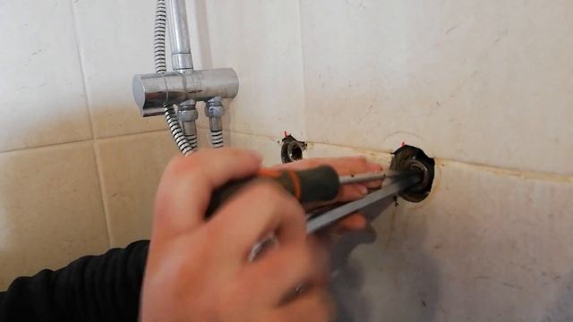 Как выкрутить сломанную резьбу