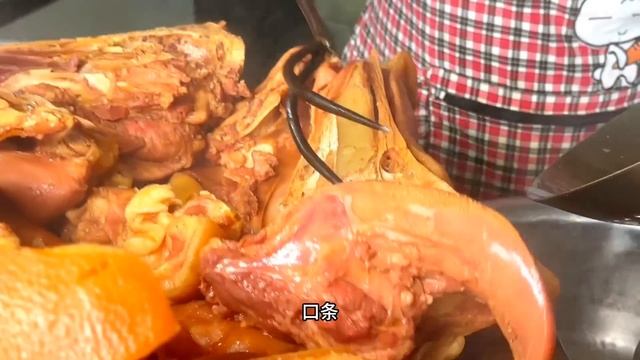 安徽太和老汤卤肉，十几种猪货一锅煮，100元一盆猪货冒菜，400斤半天就卖完 pot-stewed meat #麦总去哪吃 смотреть онлайн