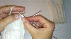 Варежки красивым узором спицами.