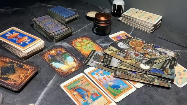 Разговор партнера о Вас. Обсуждает ли Вас? С кем? Тема диалогов и размышлений о Вас. Аналитика Таро смотреть онлайн