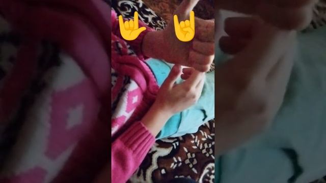 моя сестра просто не знает как надо знаки делать на руках... смотреть онлайн
