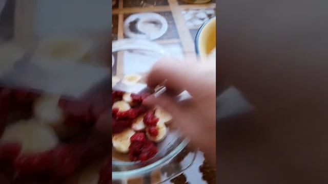#РукоделиеотГалины Шарлотка с бананом и малиной смотреть онлайн