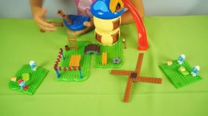 Игрушечные Супер Истории - Смурфики и Света собирают домик - Развивающее видео